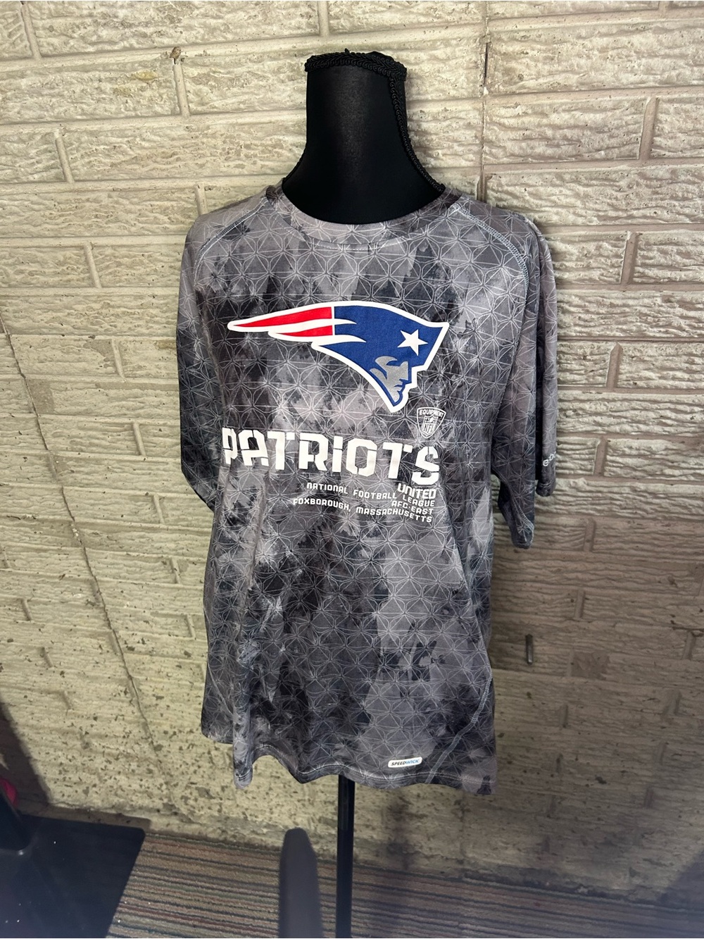 New England Patriots Men's Gray Graphic Tee Size Medium